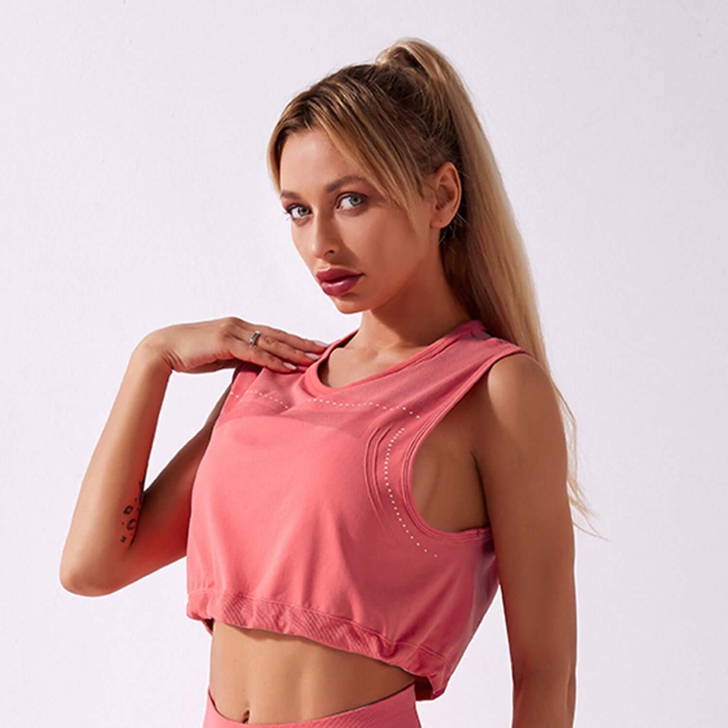 Women's Seamless Sports Top – Loose Fit Yoga & Gym Vest, Shop Women’s Activewear Australia at Layna.com.au