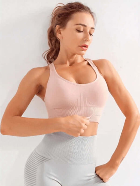 Black Xtreme Sports Bra – Seamless, Open-Back Fit worn during workout for breathability and comfort in Layna premium activewear.