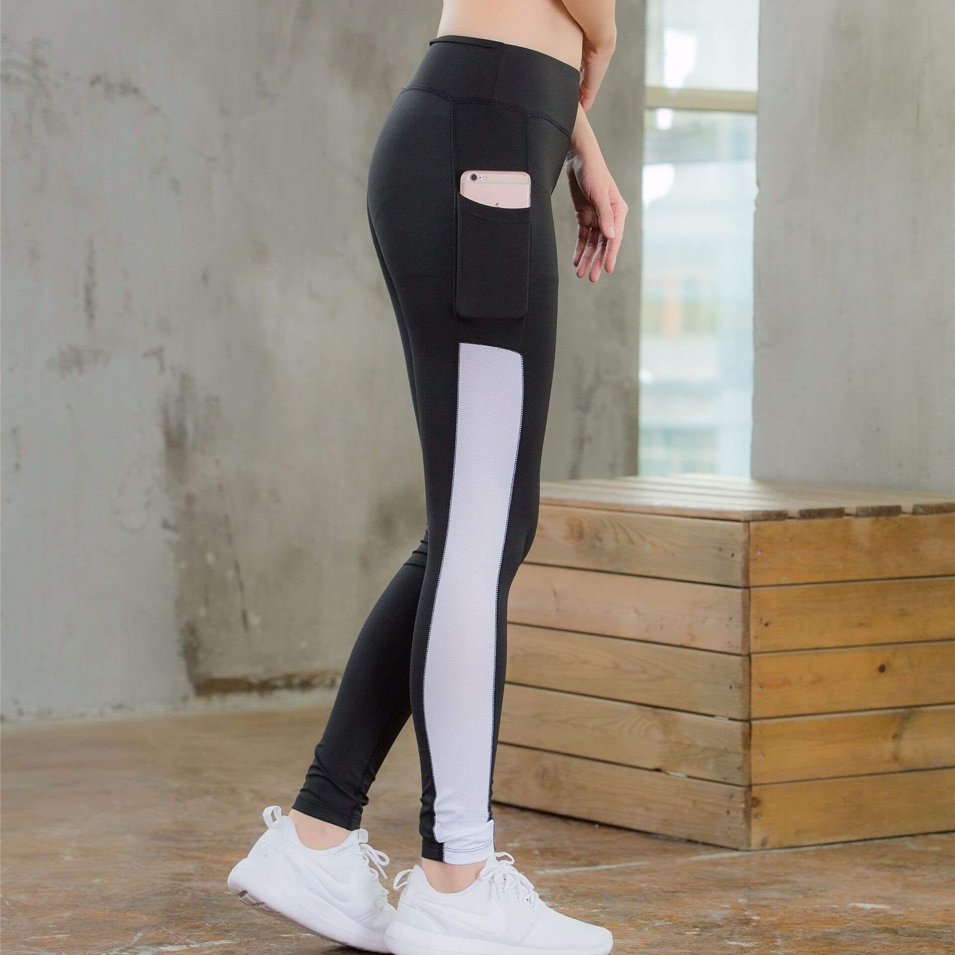 High-waisted seamless yoga leggings for women with side pocket, perfect for workouts and fitness activities.
