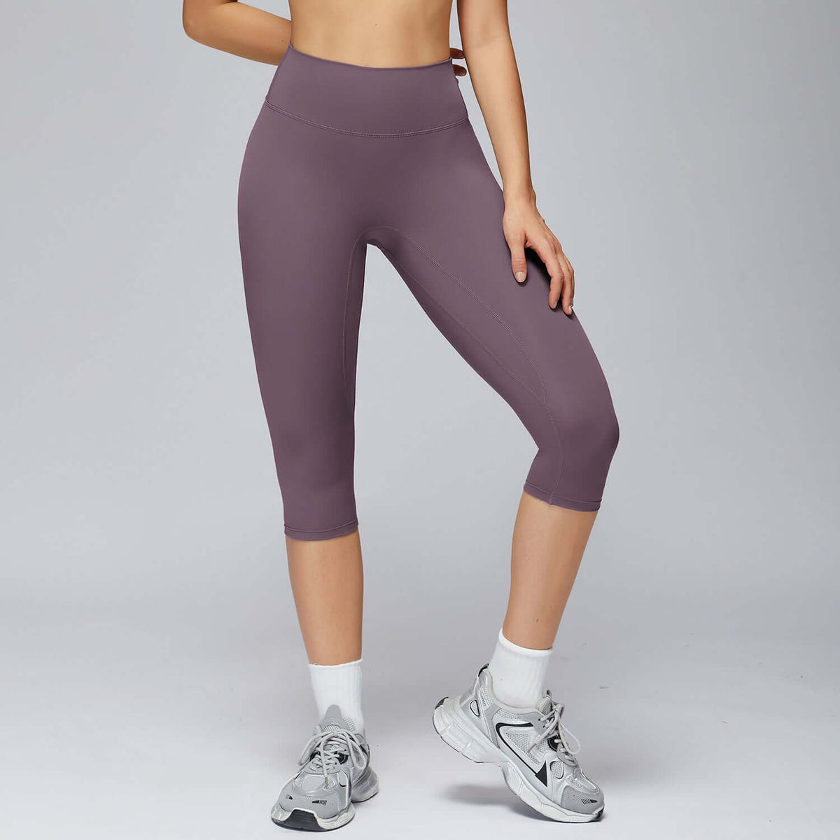 3/4 Brushed Yoga Knee-Length Pants – High-Waist Quick-Dry Slim Fit in soft brushed nylon blend for comfortable training.